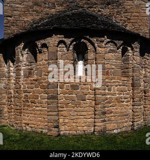 Sottili fogli di alabastro riempiono finestre a fessura che illuminano l'abside della Iglesia de San Caprasio, una chiesa romanica di pellegrinaggio dei primi anni del 1000s d.C. nel villaggio dei Pirenei di Santa Cruz de la Serós a Huesca, Aragona, Spagna. La chiesa fu probabilmente opera dei Lombardi, muratori nomadi e artigiani lombardi, Italia, responsabili della costruzione di altre antiche chiese in Aragona e Catalogna. Foto Stock