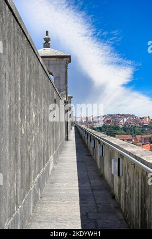 Vista della città dalla cima del 18th ° secolo storico Acquedotto delle acque libere o Águas Livres Aquedotto, Lisbona, Portogallo Foto Stock