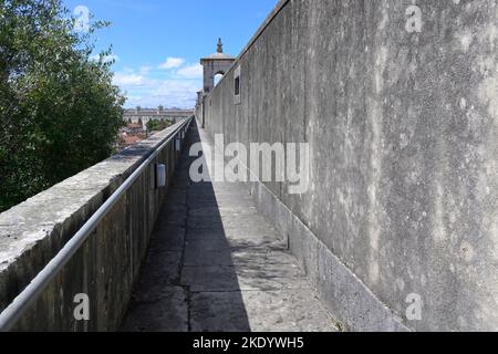 Vista della città dalla cima del 18th ° secolo storico Acquedotto delle acque libere o Águas Livres Aquedotto, Lisbona, Portogallo Foto Stock