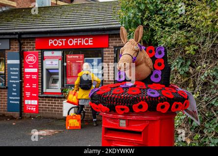 Whalley, Clitheroe, Lancashire, Regno Unito. 9th Nov 2022. Una copertina per la posta a Whalley, Clitheroe, Lancashire fornita dal gruppo locale Knit and Natter che ricorda i cavalli morti durante la Grande Guerra. Credit: John Eveson/Alamy Live News Foto Stock