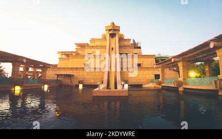 Dubai, Emirati Arabi Uniti - 13th ottobre 2022: i visitatori prendono lo scivolo più famoso nel parco acquatico Atlantis Neptune Tower. Popolare attrazione turistica di divertimento Foto Stock