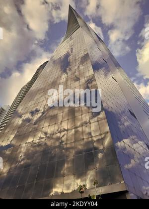Moderna architettura towerblock in vetro e acciaio sul cielo nuvoloso nella città di Sunny Isles, USA Foto Stock