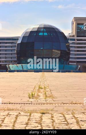 Uno scatto verticale del bellissimo esterno dell'edificio del parco acquatico Aqua Lublin, Polonia Foto Stock