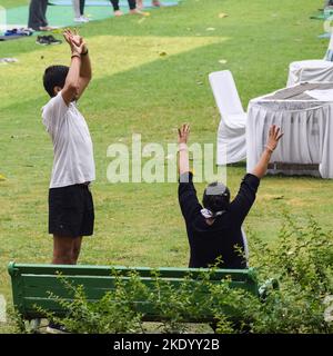 Delhi, India, giugno 18 2022 - giovane indiano ispirato che fa asana di yoga in Lodhi Garden Park, Nuova Delhi, India. Giovane cittadino che esercita fuori e. Foto Stock