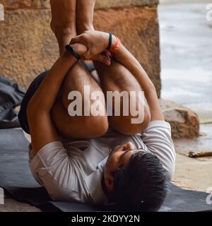 Delhi, India, giugno 18 2022 - giovane indiano ispirato che fa asana di yoga in Lodhi Garden Park, Nuova Delhi, India. Giovane cittadino che esercita fuori e. Foto Stock