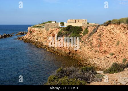 Fort de la Pointe de la Cride costa, Costa & Spiaggia Sanary o Sanary-sur-Mer Var Provence Côte d'Azur o Costa Azzurra Francia Foto Stock