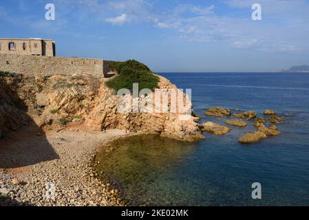 Fort de la Pointe de la Cride costa, Costa & Spiaggia Sanary o Sanary-sur-Mer Var Provence Côte d'Azur o Costa Azzurra Francia Foto Stock