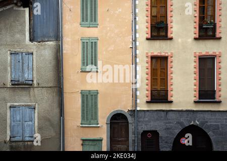 Finestra modello & persiane chiuse di Case antiche o edifici di appartamenti nella Città Vecchia o nel quartiere storico Seyne-les-Alpes Alpes Alpes-de-Haute-Provence Francia Foto Stock