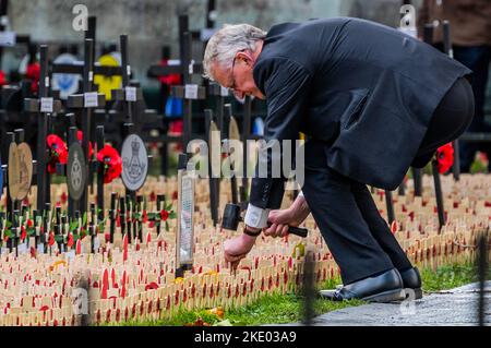 Londra, Regno Unito. 9th Nov 2022. Hilary Benn MP aggiunge una croce in memoria di suo zio Michael e suo grande zio Oliver - croci con papaveri su sono posate, da volontari Poppy Factory, In attesa di infillare messaggi di memoria da parte di individui dai loro vari reggimenti e corpi - il campo della memoria è in fase di preparazione fuori Westminster Abbey. Credit: Guy Bell/Alamy Live News Foto Stock