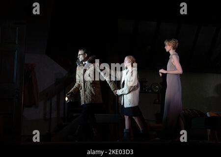 l-r: Mark strong (Donald Dodd), Hope Davis (Ingrid Dodd), Elizabeth Debicki (Mona Sanders) nel GRANAIO ROSSO di David Hare al Teatro Lyttelton, Teatro Nazionale (NT), Londra SE1 17/10/2016 dopo il romanzo 'la Main' di Georges Simenon design: Bunny Christie Lighting: Paule Constable regista: Robert Icke Foto Stock