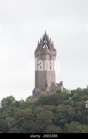 Uno scatto verticale del famoso monumento di Wallace nel villaggio scozzese Foto Stock