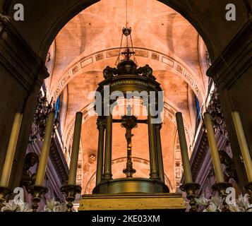 PARIGI, FRANCIA, 20 OTTOBRE 2022 : interni dettagli architettonici della chiesa di Saint nicolas du chardonnet, a Parigi, Francia Foto Stock