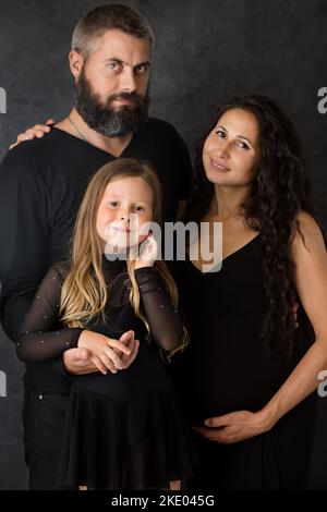 Ritratto di un padre e di una figlia su sfondo scuro Foto Stock