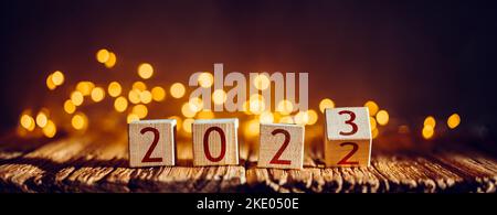 Cubi di legno che cambiano la data di calendario dal 2022 al 2023. Nuovo concetto di arrivo dell'anno Foto Stock