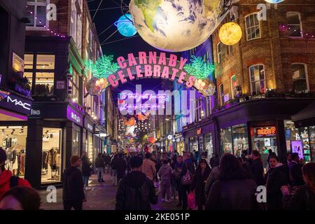 L'installazione delle luci di Natale di Carnaby Street 'Carnaby festeggia' viene attivata a Soho, Londra, il 8th novembre 2022, e celebra i 25 anni di esposizione stagionale. Foto Stock