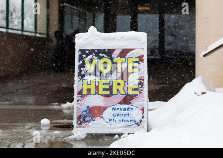 Nevicate e forti tempeste hanno un impatto su gran parte degli Stati Uniti occidentali durante le elezioni di Midterm. Indicazioni per la votazione di fronte al municipio, nella parte centrale di Truckee, Nevada County, California. 8 novembre 2022 (Foto di Hale Irwin/Sipa USA) Foto Stock