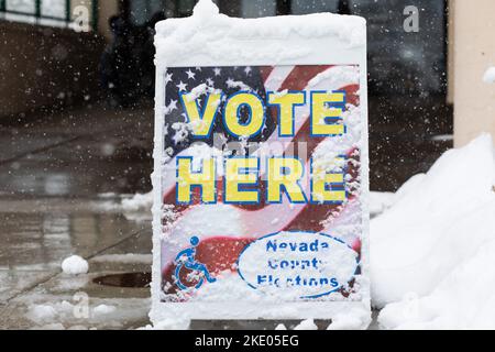 Nevicate e forti tempeste hanno un impatto su gran parte degli Stati Uniti occidentali durante le elezioni di Midterm. Indicazioni per la votazione di fronte al municipio, nella parte centrale di Truckee, Nevada County, California. 8 novembre 2022 (Foto di Hale Irwin/Sipa USA) Foto Stock