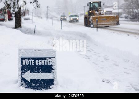 Nevicate e forti tempeste hanno un impatto su gran parte degli Stati Uniti occidentali durante le elezioni di Midterm. Indicazioni per la votazione di fronte al municipio, nella parte centrale di Truckee, Nevada County, California. 8 novembre 2022 (Foto di Hale Irwin/Sipa USA) Foto Stock