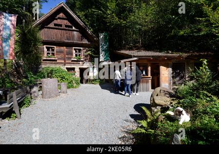 Wies, Austria - 23 settembre 2022: Turisti non identificati al cosiddetto Strutz-Mill, un vecchio mulino ad acqua in Stiria, è stato anche un vincitore in una concorrenza Foto Stock