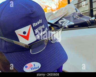 8 novembre 2022, Washington, District of Columbia, USA: La mattina dopo il giorno delle elezioni, i raccoglitori di rifiuti DC rimuovono i segni dei candidati da Capitol Hill. Un lavoratore portava con orgoglio il suo adesivo 'ho votato' sul cappello. (Credit Image: © sue Dorfman/ZUMA Press Wire) Foto Stock