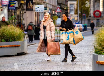 Dundee, Tayside, Scozia, Regno Unito. 9th Nov 2022. UK Weather: Luminoso sole di novembre, con temperature che raggiungono i 12°C in alcune parti della Scozia nord-orientale. Le donne locali alla moda sono fuori e in città nel centro di Dundee, godendosi il bel tempo autunnale e andando per la loro vita quotidiana, anche se stanno facendo shopping saggiamente a causa dell'alto costo della vita scozzese. Credit: Dundee Photographics/Alamy Live News Foto Stock