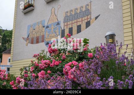 Un bel colpo di fiori colorati contro il Municipio a Grein an der Donau, Austria, Europa Foto Stock