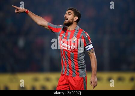 Cremona, Italia. 08 novembre 2022. Matteo Bianchetti di US Cremonese gesta durante la Serie Una partita di calcio tra US Cremonese e AC Milan. Credit: Nicolò campo/Alamy Live News Foto Stock