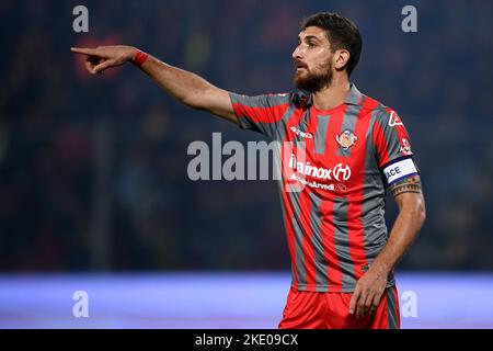 Cremona, Italia. 08 novembre 2022. Matteo Bianchetti di US Cremonese gesta durante la Serie Una partita di calcio tra US Cremonese e AC Milan. Credit: Nicolò campo/Alamy Live News Foto Stock