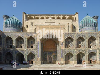 Bella decorazione su cupole e archi nel cortile di Ulugh Beg madrassa sulla piazza Registan in Samarcanda, patrimonio dell'umanità dell'UNESCO, Uzbekistan Foto Stock