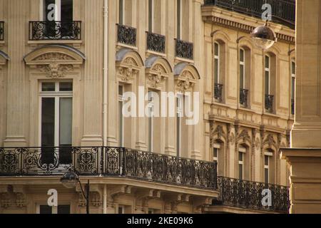 Un primo piano di una tradizionale facciata francese, Parigi, Francia Foto Stock