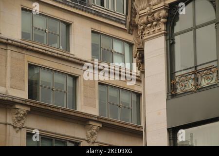 Primo piano di facciate di edifici con colonne ornamentali, Parigi, Francia Foto Stock