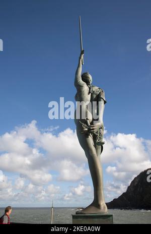 Scultura in acciaio inossidabile e bronzo di 66 piedi denominata Verity, creata dall'artista famoso in tutto il mondo Damien Hirst, si trova sul molo all'ingresso dell'arb Foto Stock