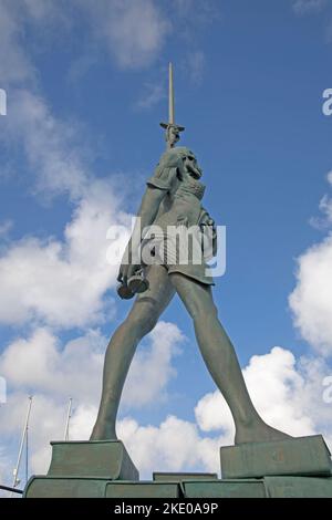 Scultura in acciaio inossidabile e bronzo di 66 piedi denominata Verity, creata dall'artista famoso in tutto il mondo Damien Hirst, si trova sul molo all'ingresso dell'arb Foto Stock