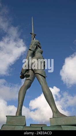 Scultura in acciaio inossidabile e bronzo di 66 piedi denominata Verity, creata dall'artista famoso in tutto il mondo Damien Hirst, si trova sul molo all'ingresso dell'arb Foto Stock