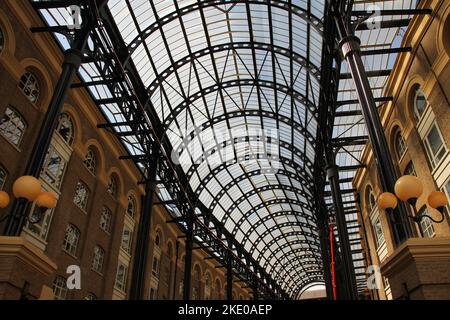 Un bel soffitto di vetro di un passaggio nel centro di Londra Foto Stock