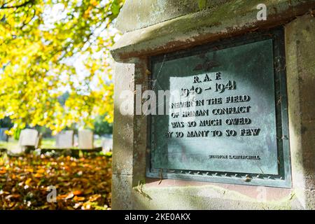 Cimitero di tombe di guerra del Commonwealth. RAF lapide commemorativa incisione del famoso discorso di Churchill: Mai nel campo del conflitto umano è stato così tanto dovuto a................... Foto Stock