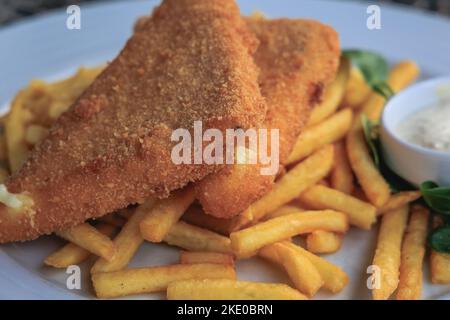 Formaggio e patatine fritte ceche su un piatto in ristorante in Repubblica Ceca, originariamente chiamato smazeny syr Foto Stock