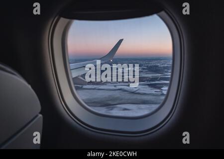 Vista dall'aereo che atterra sull'aeroporto internazionale Rzeszow-Jasionka, nella Voivodato Sudocarpazi, Polonia sud-orientale Foto Stock