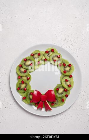 Insalata di frutta di Natale con kiwi e melograno Foto Stock