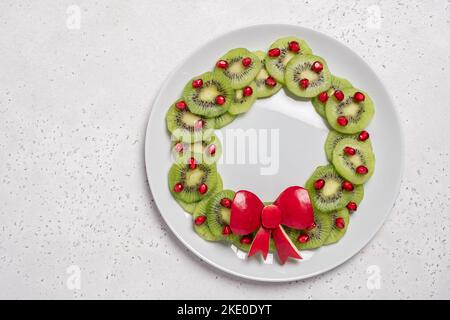 Insalata di frutta di Natale con kiwi e melograno Foto Stock