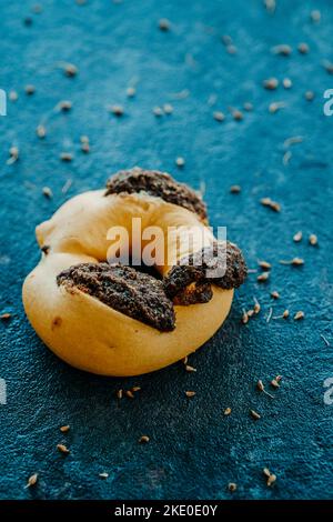 Closeup di un gasel maltese qaghaq tal-ghasel, conosciuto anche come anello di miele in inglese, su una superficie di pietra scura Foto Stock