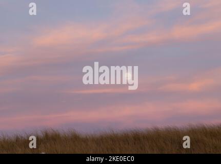 Luna piena al tramonto ad Amagansett, NY Foto Stock