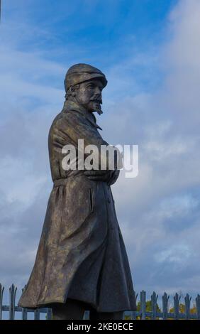 La statua di Samuel Cody Farnborough si trova fuori dal Farnborough Air Sciences Trust Museum. La statua commemorerà il pioniere dell'aviazione Samuel Franklin Cod Foto Stock