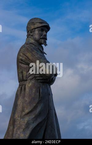 La statua di Samuel Cody Farnborough si trova fuori dal Farnborough Air Sciences Trust Museum. La statua commemorerà il pioniere dell'aviazione Samuel Franklin Cod Foto Stock