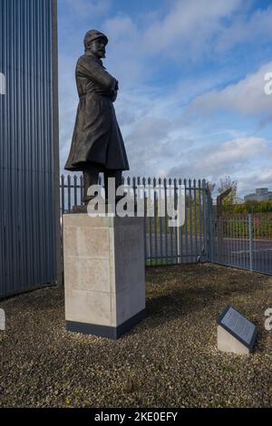 La statua di Samuel Cody Farnborough si trova fuori dal Farnborough Air Sciences Trust Museum. La statua commemorerà il pioniere dell'aviazione Samuel Franklin Cod Foto Stock