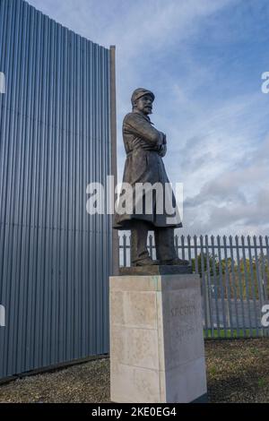 La statua di Samuel Cody Farnborough si trova fuori dal Farnborough Air Sciences Trust Museum. La statua commemorerà il pioniere dell'aviazione Samuel Franklin Cod Foto Stock