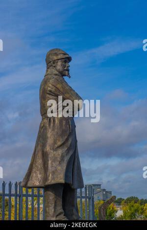 La statua di Samuel Cody Farnborough si trova fuori dal Farnborough Air Sciences Trust Museum. La statua commemorerà il pioniere dell'aviazione Samuel Franklin Cod Foto Stock