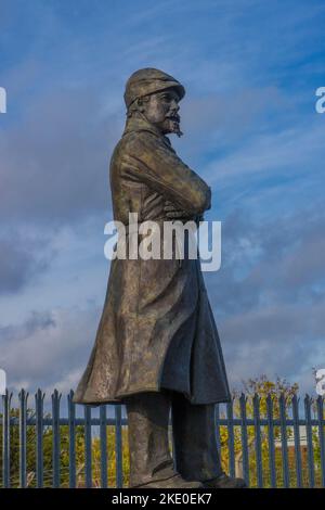 La statua di Samuel Cody Farnborough si trova fuori dal Farnborough Air Sciences Trust Museum. La statua commemorerà il pioniere dell'aviazione Samuel Franklin Cod Foto Stock