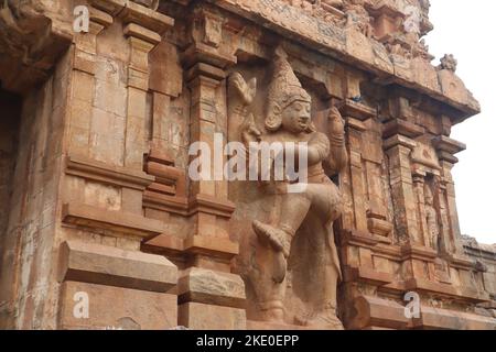 Thanjavur, Tamil Nadu, India - 31 ottobre 2022: Un muro di pietra con una scultura di divinità indù nell'antico tempio di Tanjore. Foto Stock