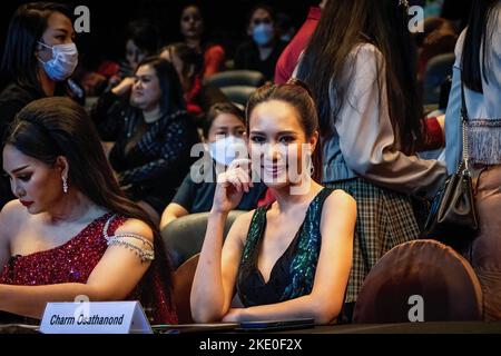 Bangkok, Thailandia. 09th Nov 2022. Il vincitore della Miss Universo Thailandia 2006, Charm Osathanond, siede al tavolo dei giudici all'inizio del concorso. Le donne più grandi, i concorrenti non binari e transgender si sfidano in Miss Plus Size Thailandia, nota anche come Miss Krungthong 2022, al teatro Aksra. Credit: SOPA Images Limited/Alamy Live News Foto Stock